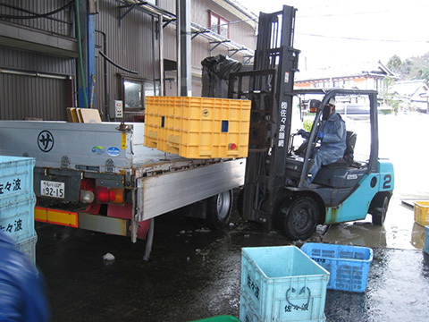 08運搬トラックに積み込み いきいき七尾魚